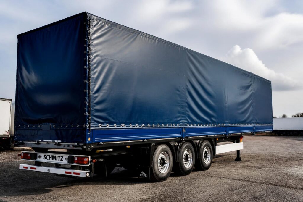 découvrez nos bâches remorque alliant style et efficacité pour protéger parfaitement votre chargement lors de tous vos transports.