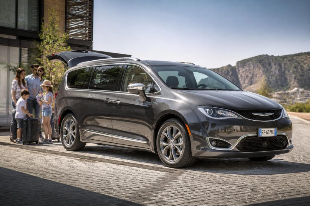 découvrez le chrysler grand voyager, le monospace familial qui transforme vos voyages en moments de confort, d'espace et de plaisir pour toute la famille.