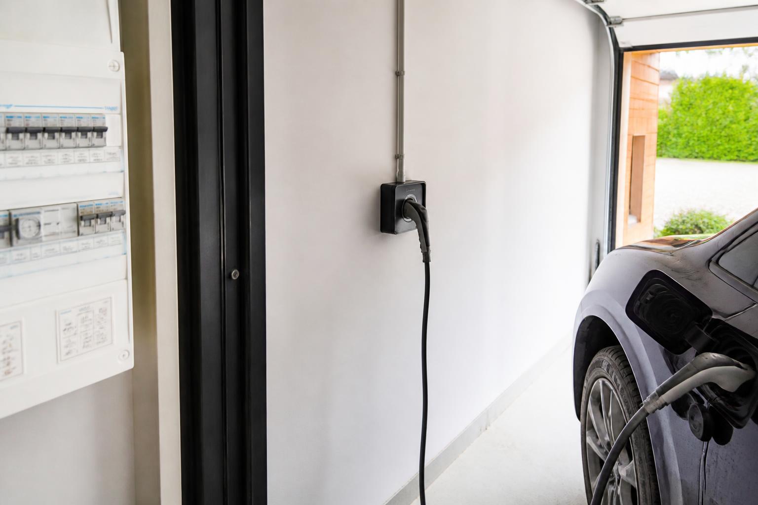 Prise renforcée pour voiture électrique : suffisant pour ton usage ou il faut une Wallbox ? 2 découvrez si une prise renforcée pour voiture électrique suffit à vos besoins ou si l'installation d'une wallbox est préférable pour une recharge optimale.