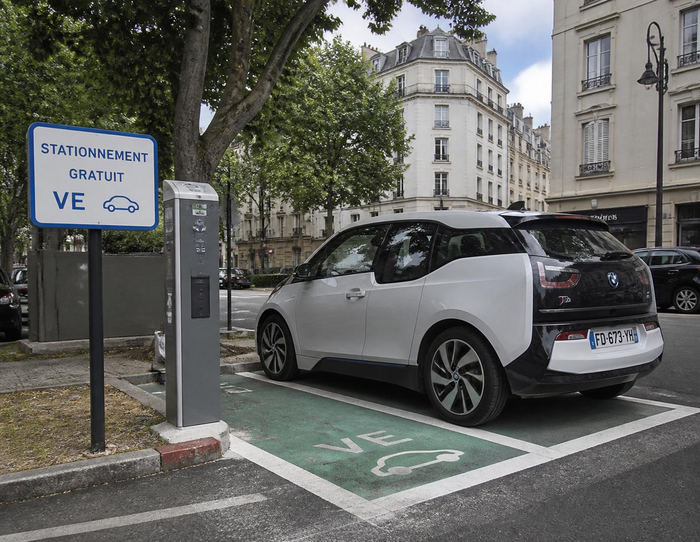 découvrez quelles villes offrent encore en 2026 le stationnement gratuit pour les voitures électriques, et profitez des avantages pour votre mobilité durable.