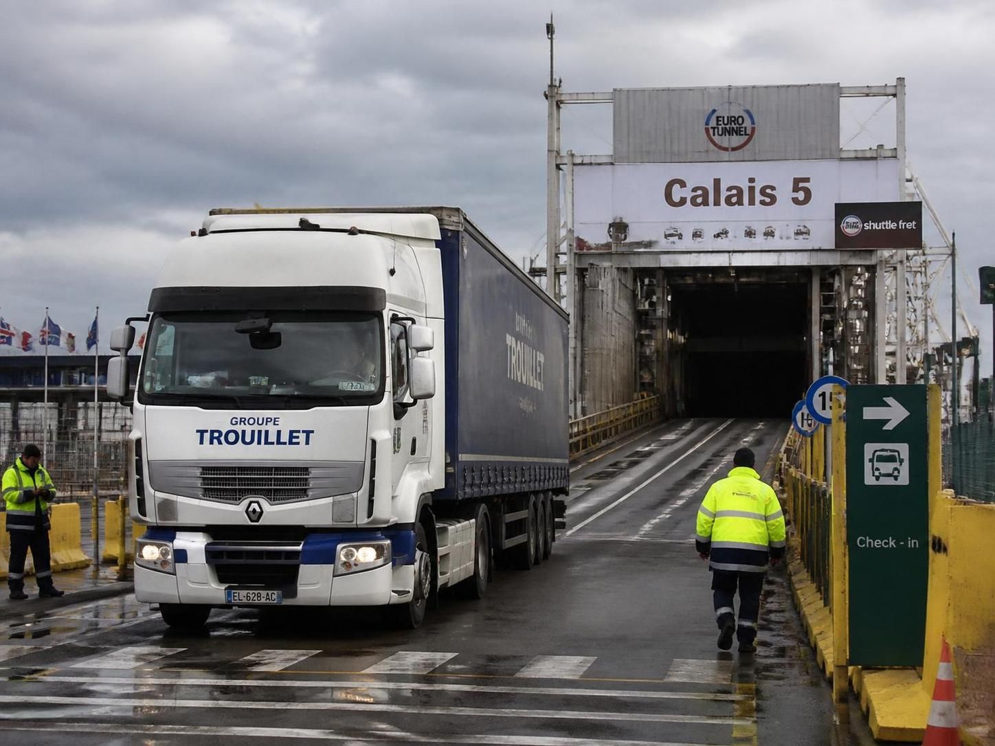 découvrez comment optimiser votre transport avec le camion tunnel sous la manche. solutions rapides et efficaces pour un acheminement sécurisé dès aujourd'hui.