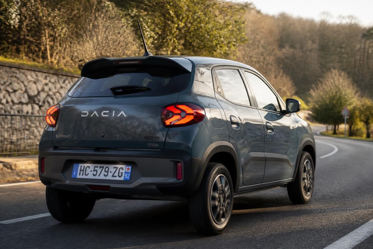 découvrez tout ce qui change avec la dacia spring 2026 : nouvelle version, nouveau prix et moteur innovant. retrouvez les nouveautés essentielles de cette citadine électrique abordable.