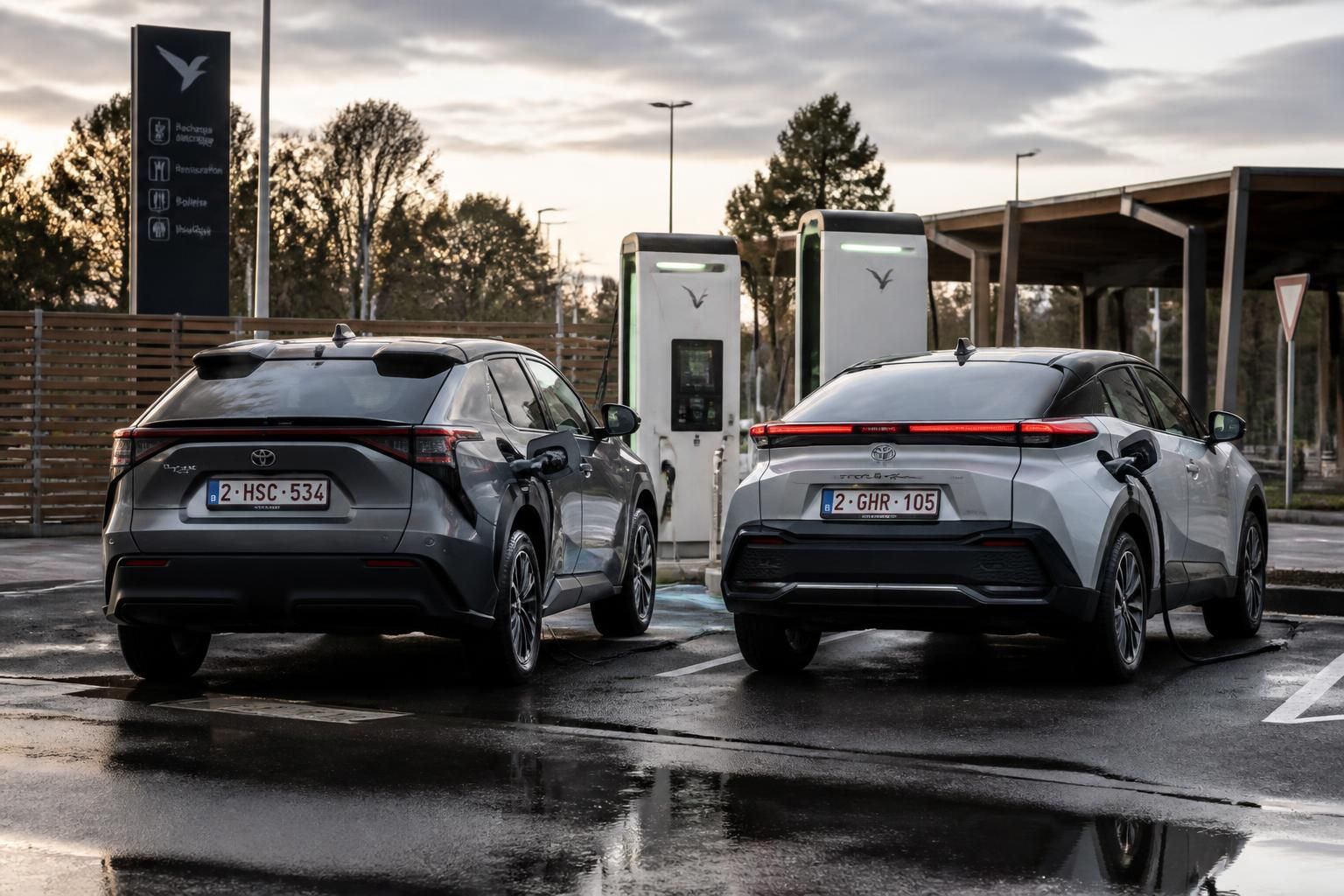 découvrez la stratégie de toyota face à l'électrique : retard apparent ou préparation discrète ? ce que la marque japonaise prépare pour 2026-2027.